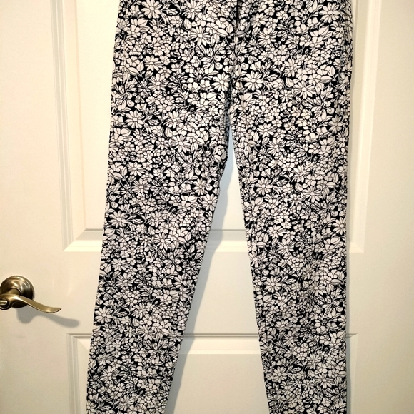Talbot's Women's Floral Bouquet Pants with Black Outlines around Flowers Sz 4 - Picture 9 of 10